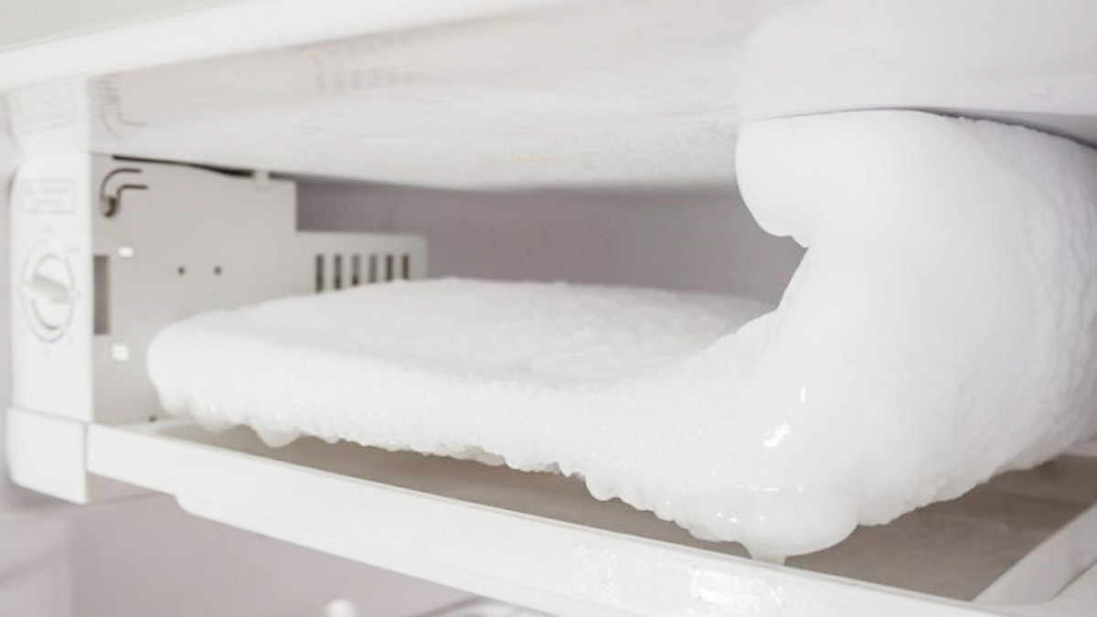 « Plus besoin de forcer : j’ai réussi à dégivrer mon frigo avec deux ingrédients ultra simples »