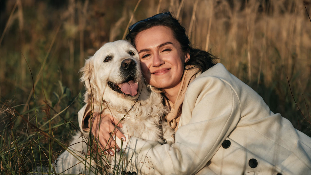 Pourquoi votre chien vous suit-il partout ? La réponse des psychologues