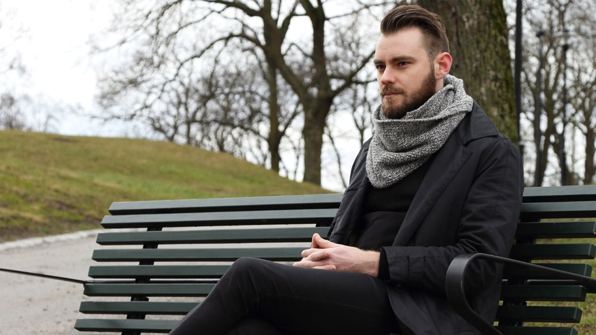 Psychologie : 9 signes qui révèlent qu’un homme affronte la solitude en secret
