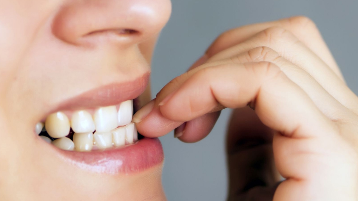 Psychologie : que veut dire le fait de se ronger les ongles ?