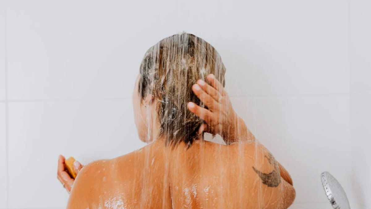 Se laver les cheveux en été : la fréquence idéale selon un dermatologue et les faux pas à éviter