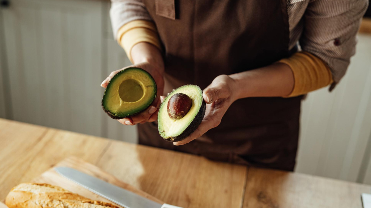 Stop au gâchis : l’astuce infaillible pour empêcher l’avocat coupé de noircir