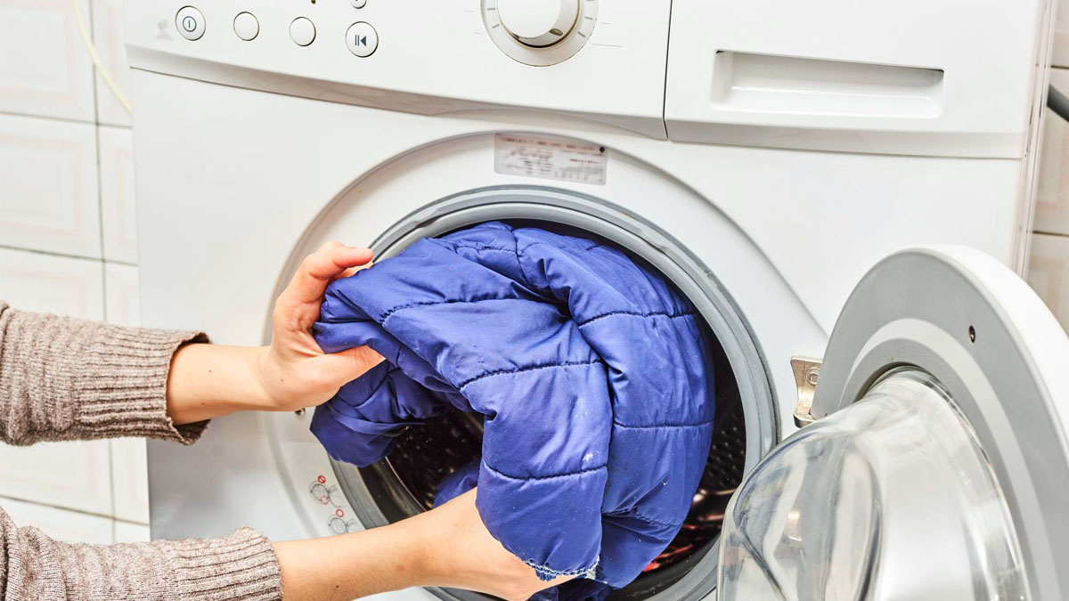 Votre couette ne rentre pas dans la machine à laver ? L’astuce pratique et économique pour la nettoyer sans passer par le pressing
