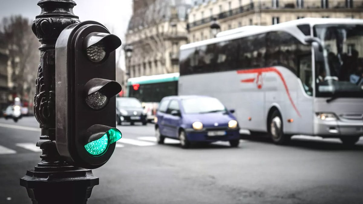 750 € d’amende au feu vert : coup de tonnerre pour ce conducteur qui ignorait la règle…