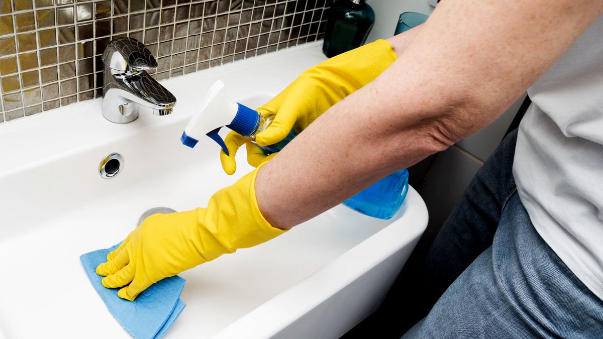 Adieu bactéries et mauvaises odeurs : l’astuce des experts pour un lavabo impeccable