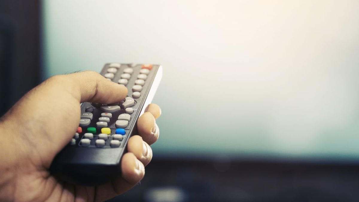 Ce bouton oublié sur la télécommande pourrait faire baisser vos dépenses d’électricité sans sacrifier vos soirées TV