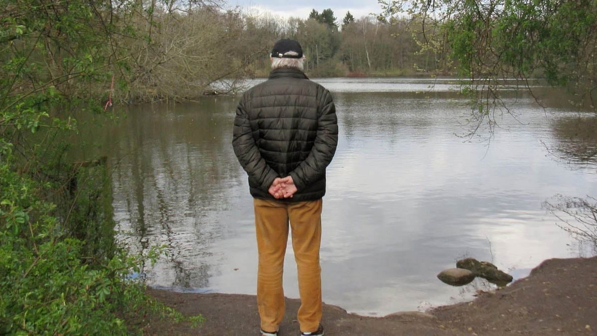 C’est confirmé : voici ce que signifie marcher les mains derrière le dos selon la psychologie