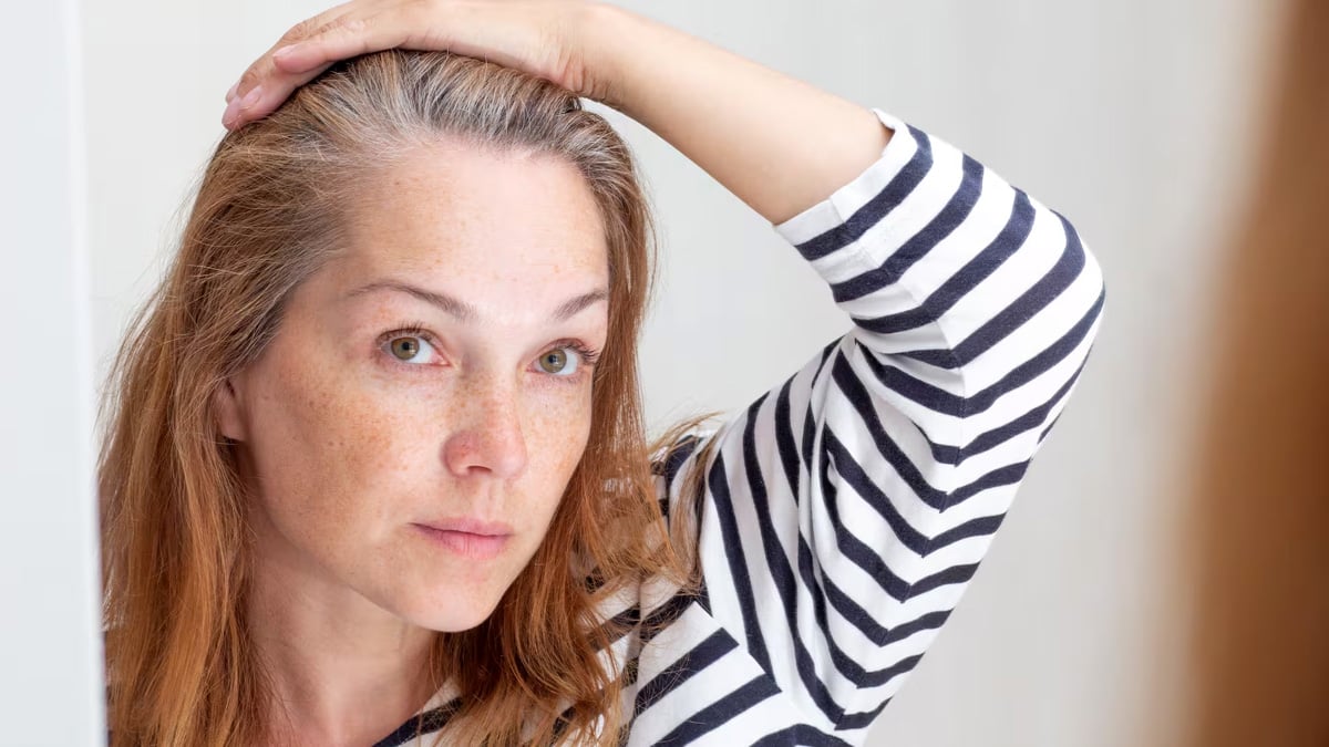 Cheveux gris : 3 habitudes courantes qui accélèrent leur apparition, selon les spécialistes