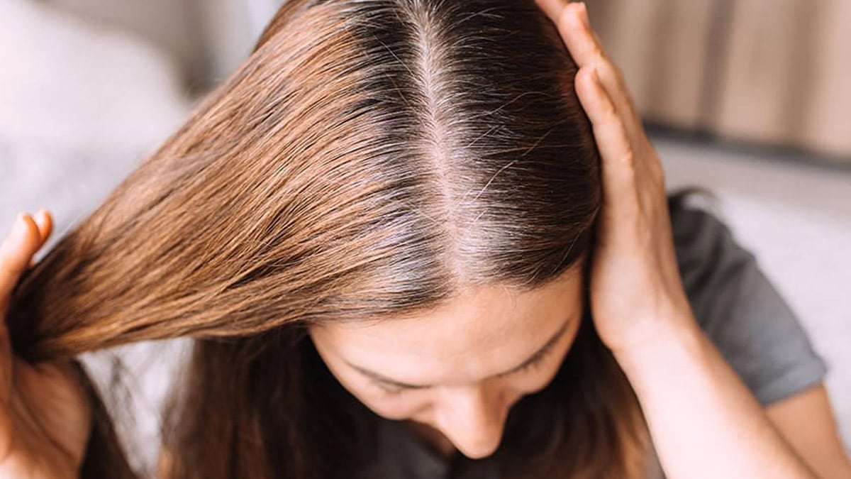 Cheveux gris : pourquoi le bicarbonate de soude les rend plus foncés, selon les experts