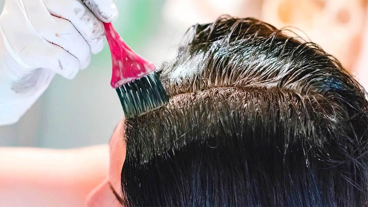 Comment préparer facilement une teinture maison à l’avocat et au café pour couvrir les cheveux gris ?