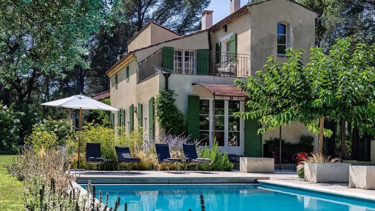 Coup de théâtre : il voulait profiter de sa maison avec piscine pendant 15 jours, il a mis deux ans avant de la récupérer