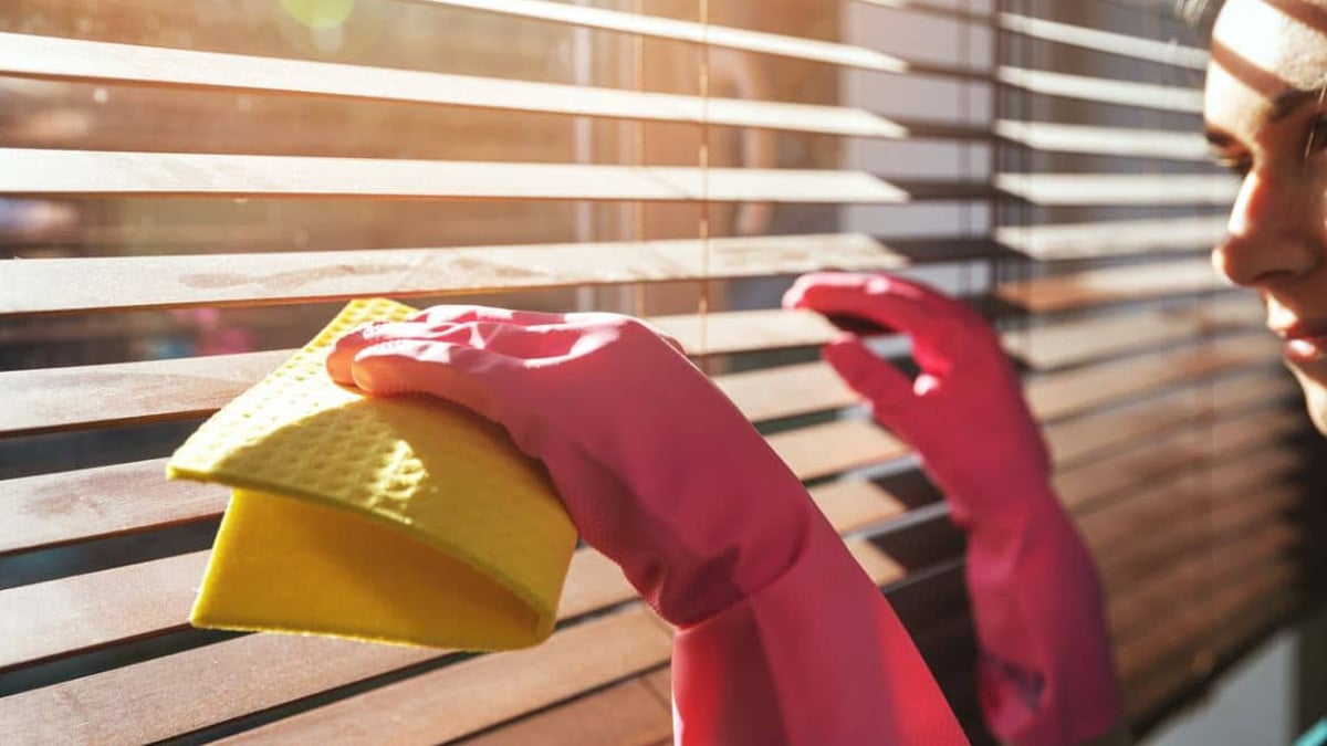Fini la poussière noire : l’astuce pour nettoyer vos stores et les garder blancs durablement