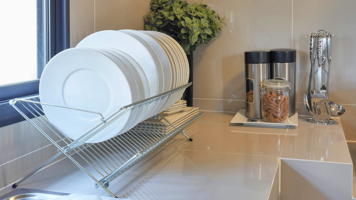 Fini les égouttoirs dans nos cuisines : la solution design qui les ringardise définitivement