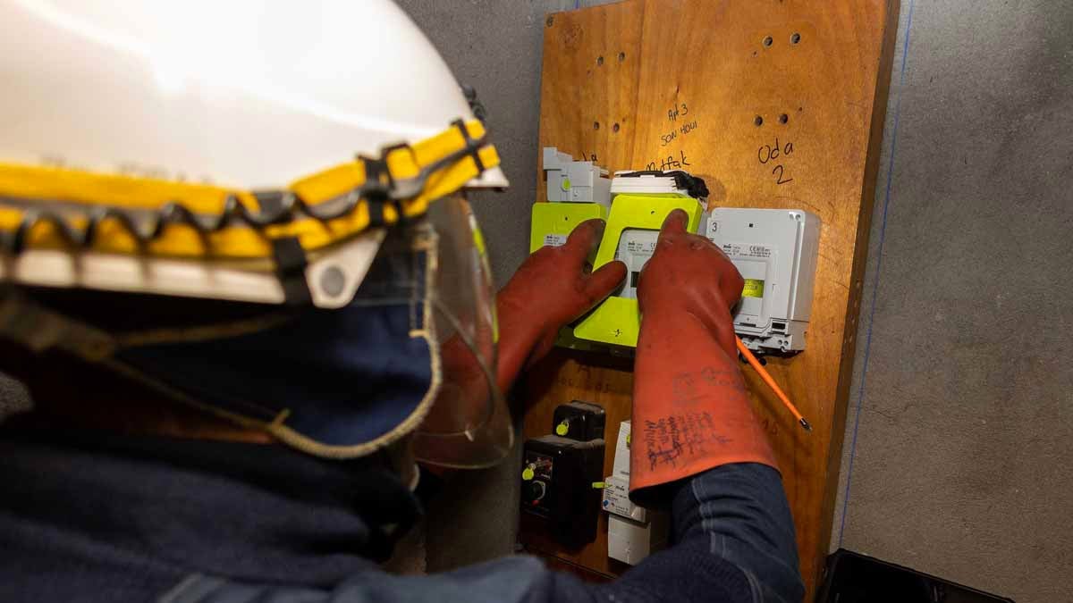 Ils avaient réduit leur consommation électrique de 75 % : un ex-agent EDF et trois chefs d’entreprise arrêtés pour un détournement de 50 000 €