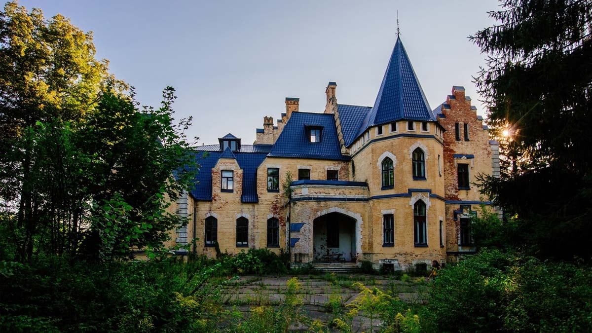 Incroyable mais vrai : ce couple australien achète un château français à 1 million et la France finance les travaux