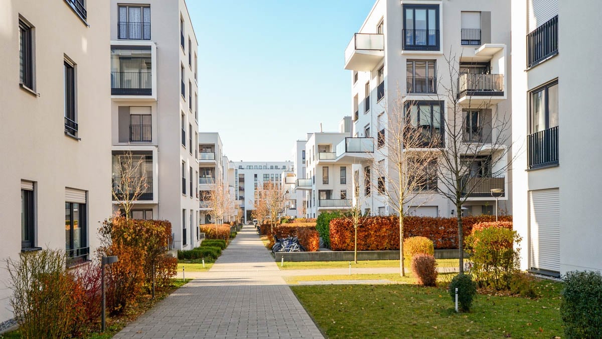 « Le voisin ne l’a pas vue depuis deux ans » : une retraitée accusée d’avoir fait de son logement social une résidence secondaire refuse de quitter les lieux