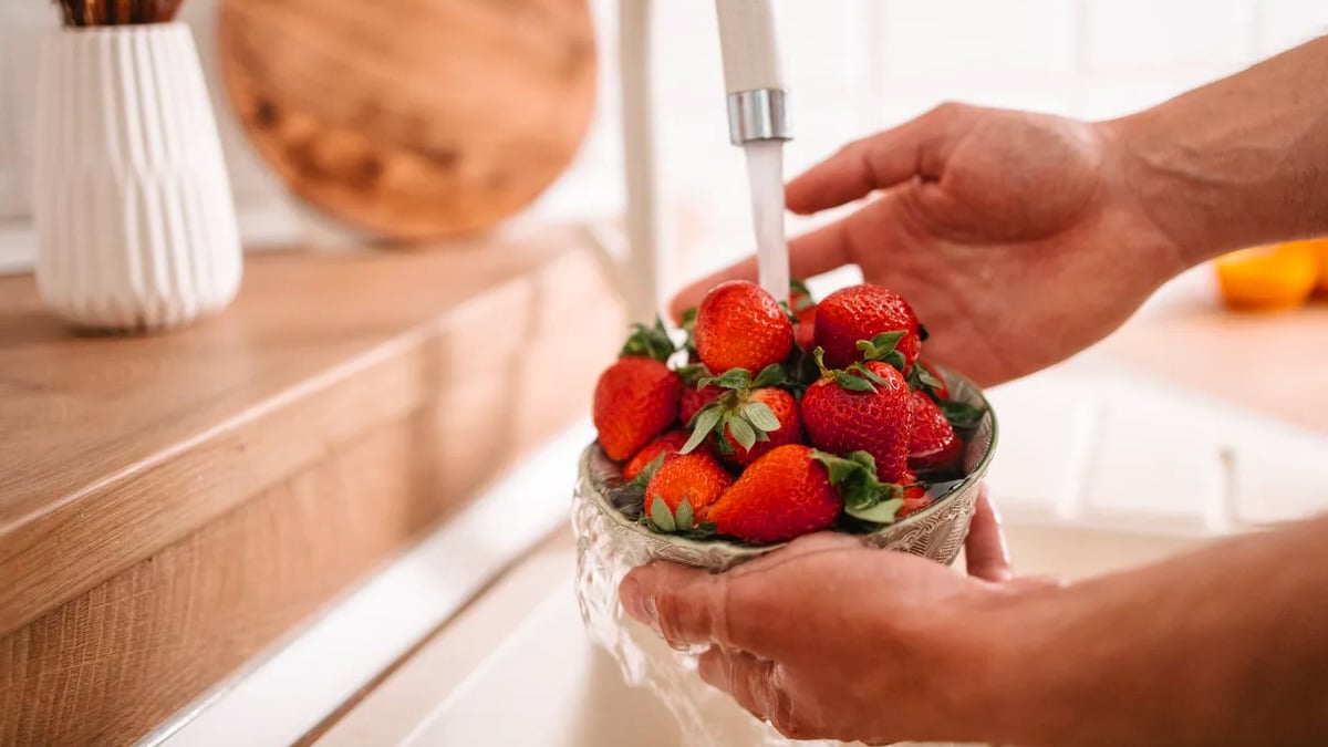Ni eau ni vinaigre : découvrez le moyen le plus sûr d’éliminer les bactéries des fraises