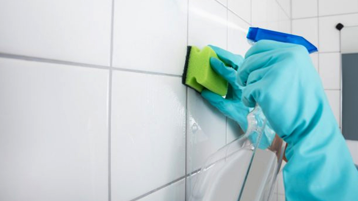 Ni vinaigre ni ammoniaque : le secret pour un carrelage de cuisine éclatant en moins de 15 minutes