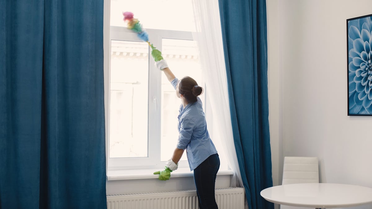 « Plus de poussière et zéro effort » : la méthode pour des rideaux propres sans les retirer