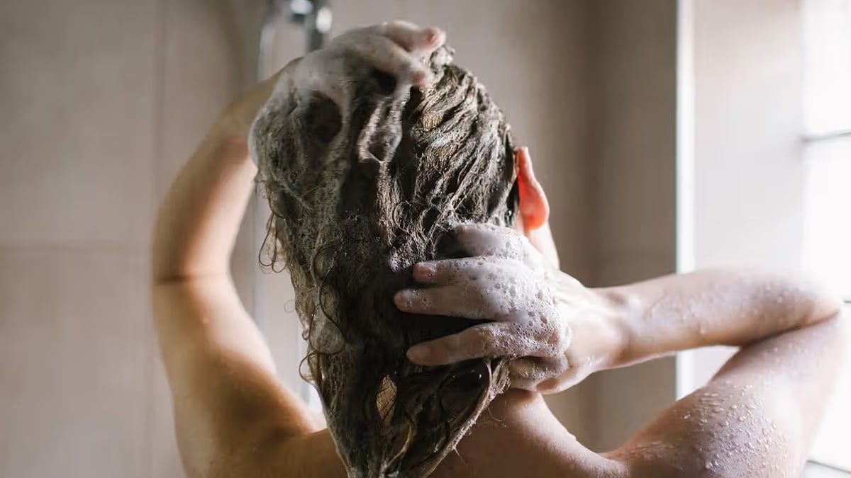 Un pharmacien alerte : se laver les cheveux trop peu souvent peut être dangereux — voici les conseils à suivre