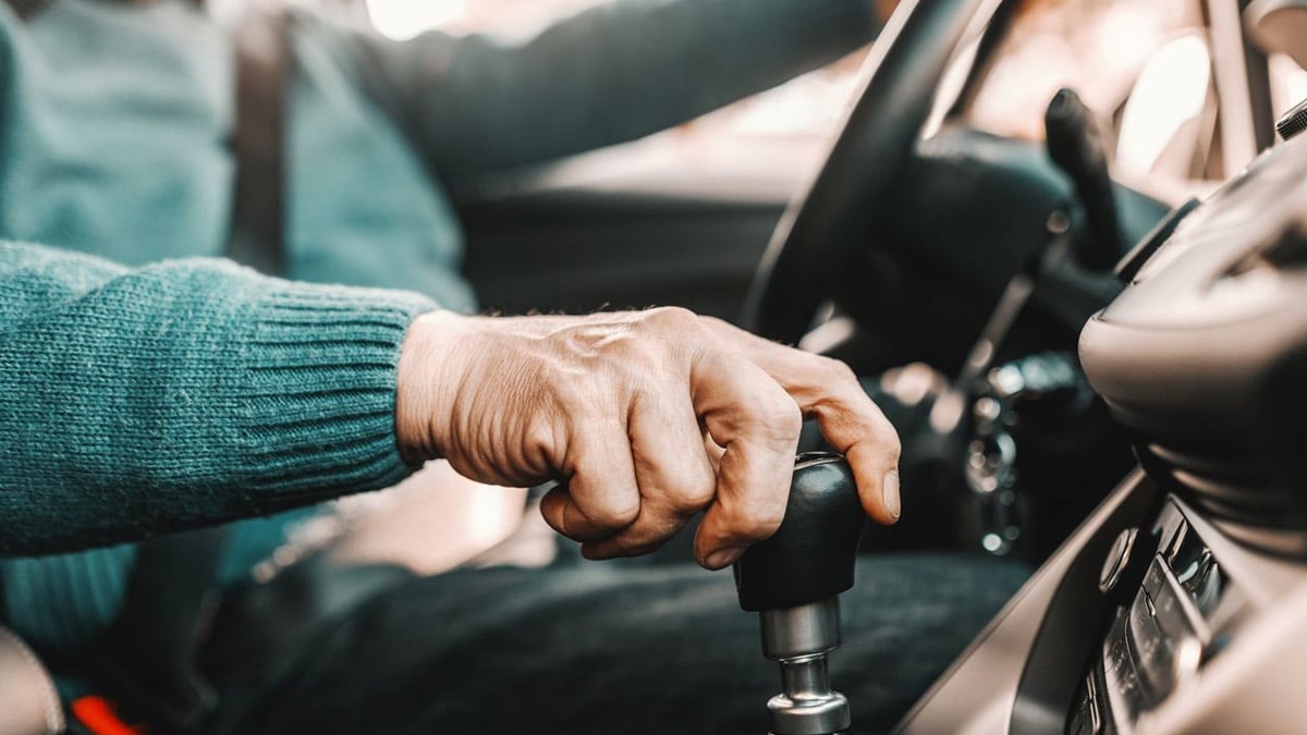 Vitesse limitée à 150 km/h sur autoroute et macaron S obligatoire pour les seniors : c’est quoi cette nouvelle règle ?