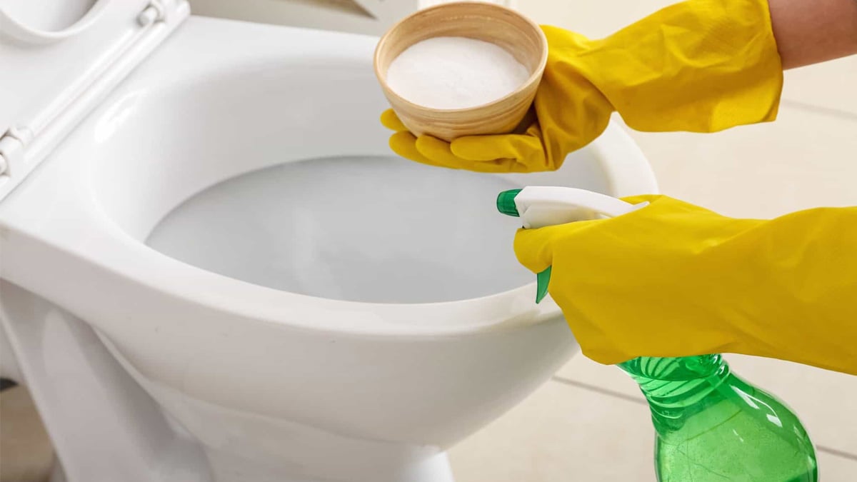 Voici pourquoi vous devriez mettre du gros sel et du bicarbonate dans vos toilettes (et quand le faire)