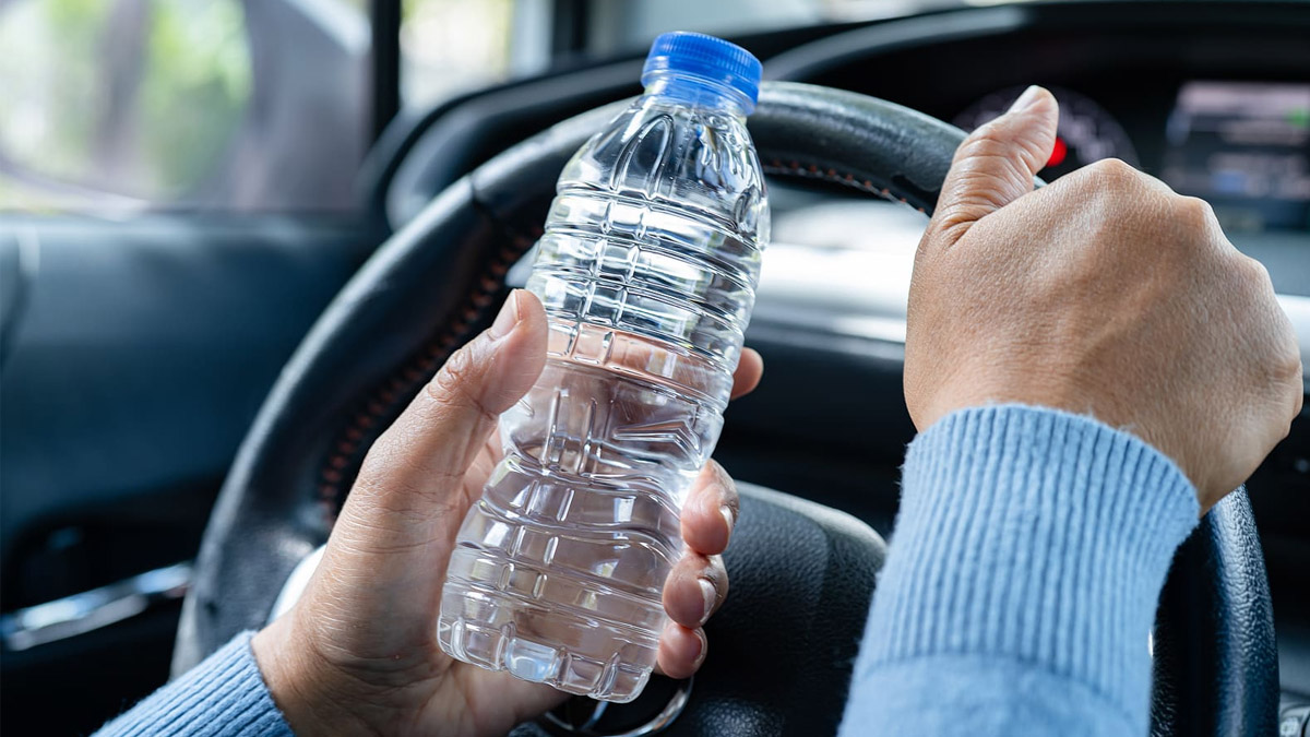 Voici pourquoi vous ne devriez jamais boire une bouteille d’eau oubliée dans la voiture