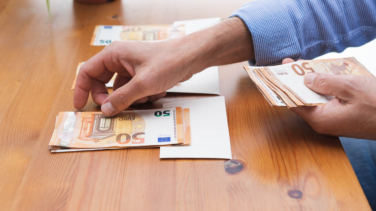 2 100 € par mois : voici le nouveau plafond de revenus pour bénéficier de ce livret défiscalisé (taux supérieur au livret A)