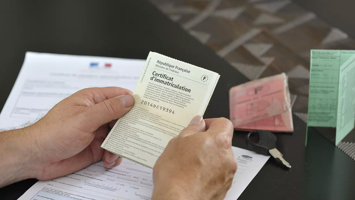 Carte grise, billets d’avion : une nouvelle taxe se prépare pour éponger le déficit de 88 millions d’euros d’IDFM