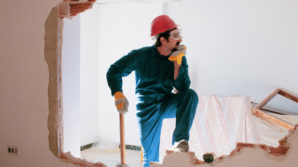 Coup de théâtre : un ouvrier découvre 400 000 € derrière un mur… et sa chance bascule rapidement