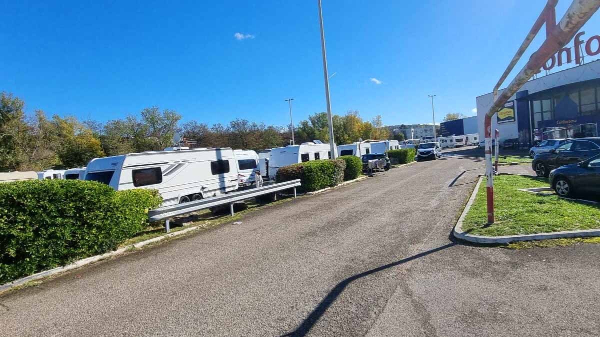 Coup de tonnerre : des gens du voyage investissent un parking de Conforama, « On ne va pas rester longtemps »