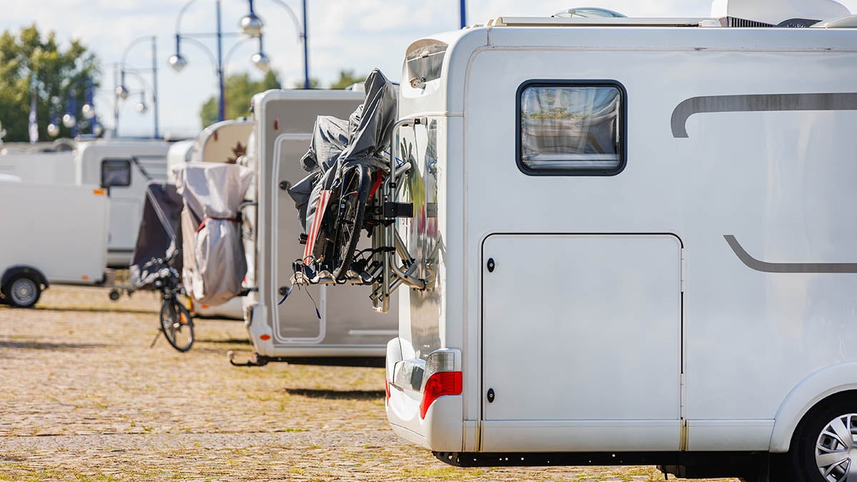 « Ils s’installent partout ! » : une cinquantaine de caravanes squattent illégalement le parking du collège