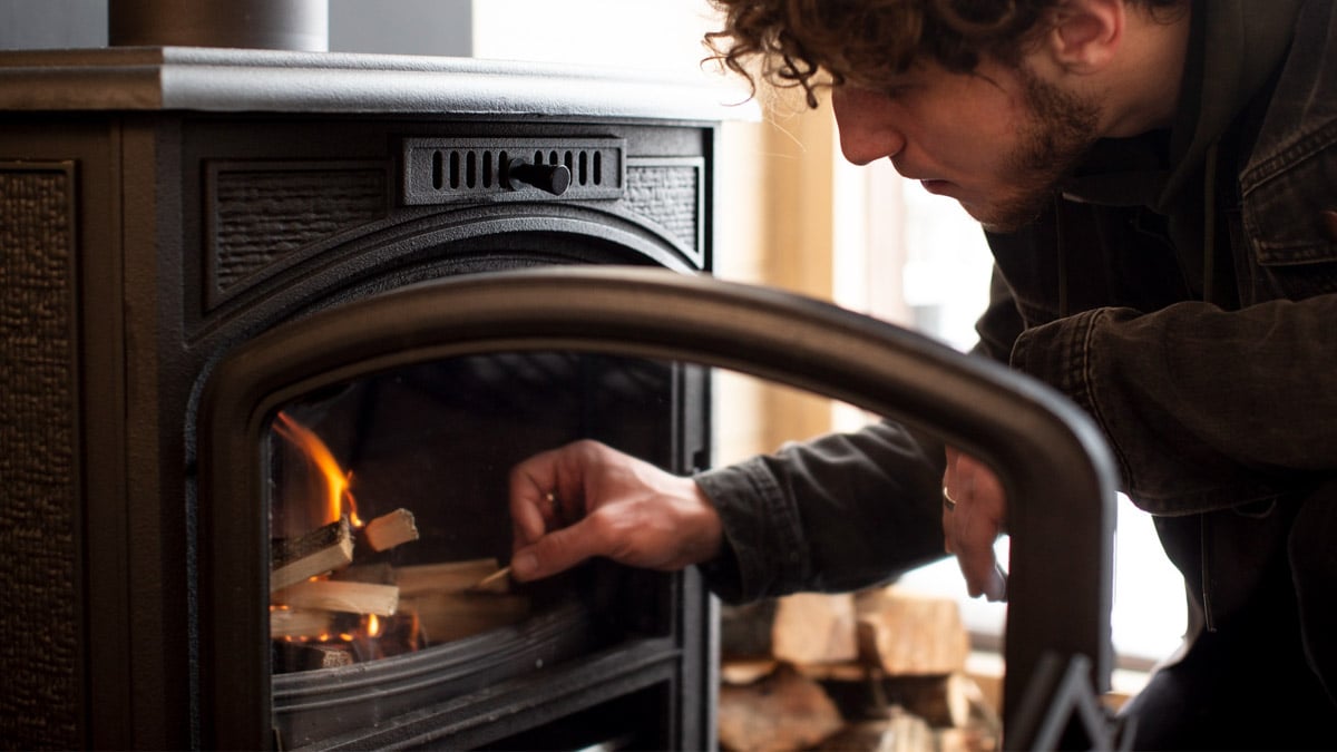 Le secret bien gardé des chauffagistes pour doubler la chaleur de votre poêle cet hiver sans mauvaise surprise