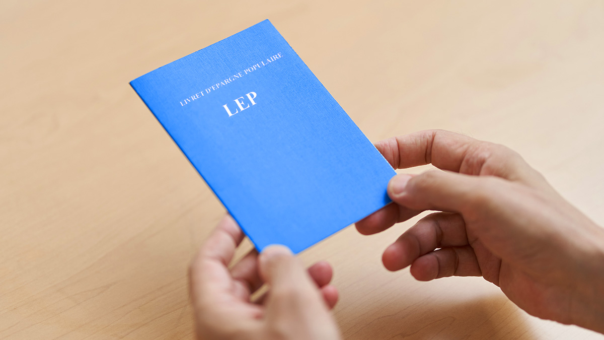 Mon LEP a disparu et ma banque l’a remplacé par un autre produit d’épargne sans m’en informer : comment réagir ?