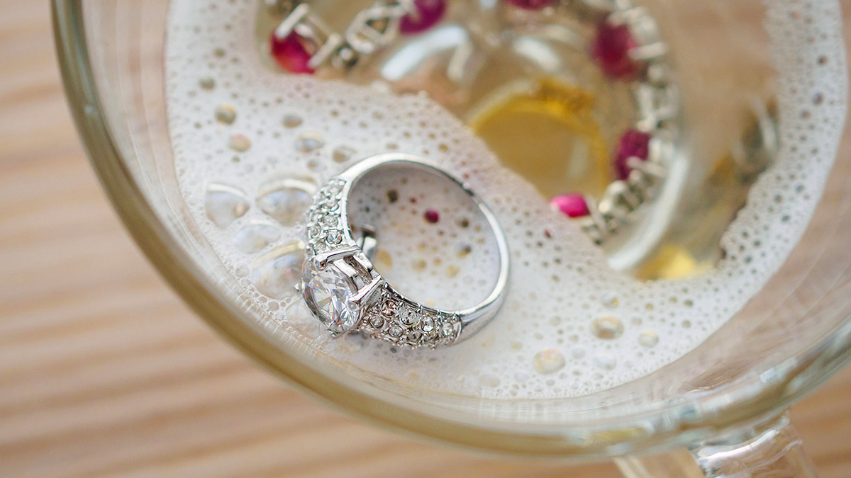 « Ni savon ni bicarbonate : grâce à cette astuce, mes bijoux brillent à nouveau »