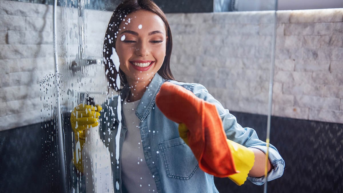 Ni vinaigre ni bicarbonate : cette astuce insolite fait briller les surfaces de votre salle de bain en quelques secondes