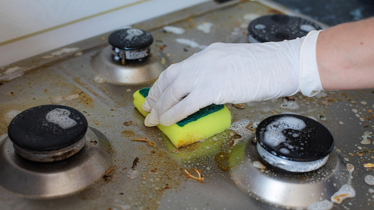 Ni vinaigre ni bicarbonate : cette méthode rapide fait briller vos plaques de cuisson sans effort
