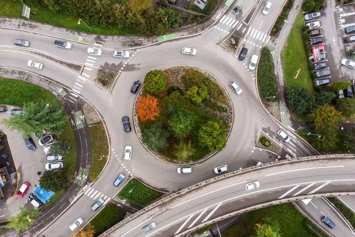 Rond-point vs giratoire : tout ce qu’il faut savoir sur les règles de circulation