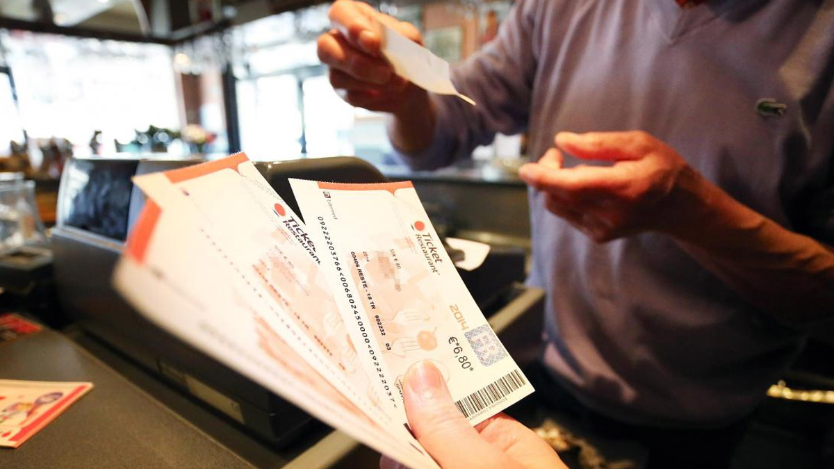 Tickets-restaurant bientôt taxés ? Le gouvernement Lecornu étudie cette piste pour “renforcer l’équité” entre salariés