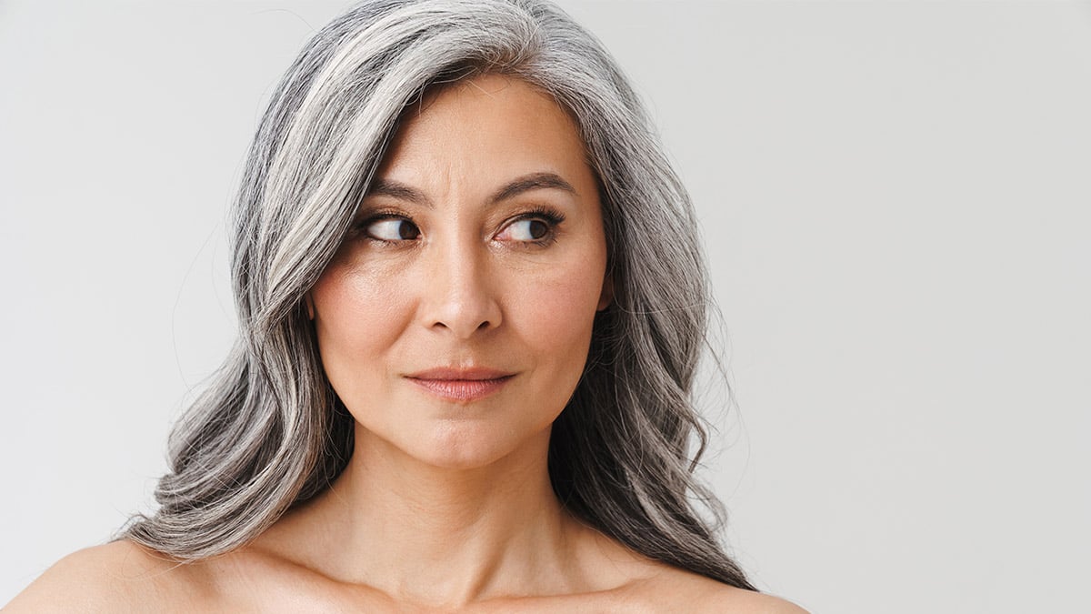 Voici pourquoi certains cheveux blancs jaunissent et comment y remédier