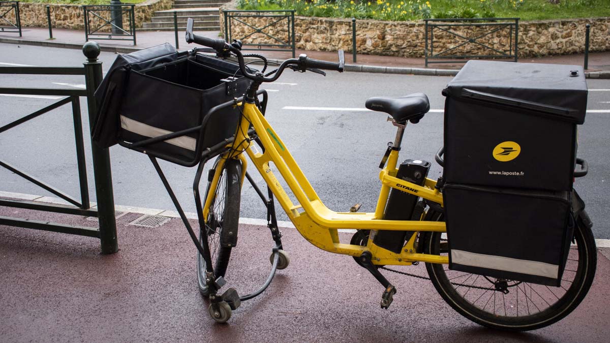 Bonne nouvelle : La Poste revend ses vélos électriques de facteur reconditionnés à prix mini — découvrez où les acheter