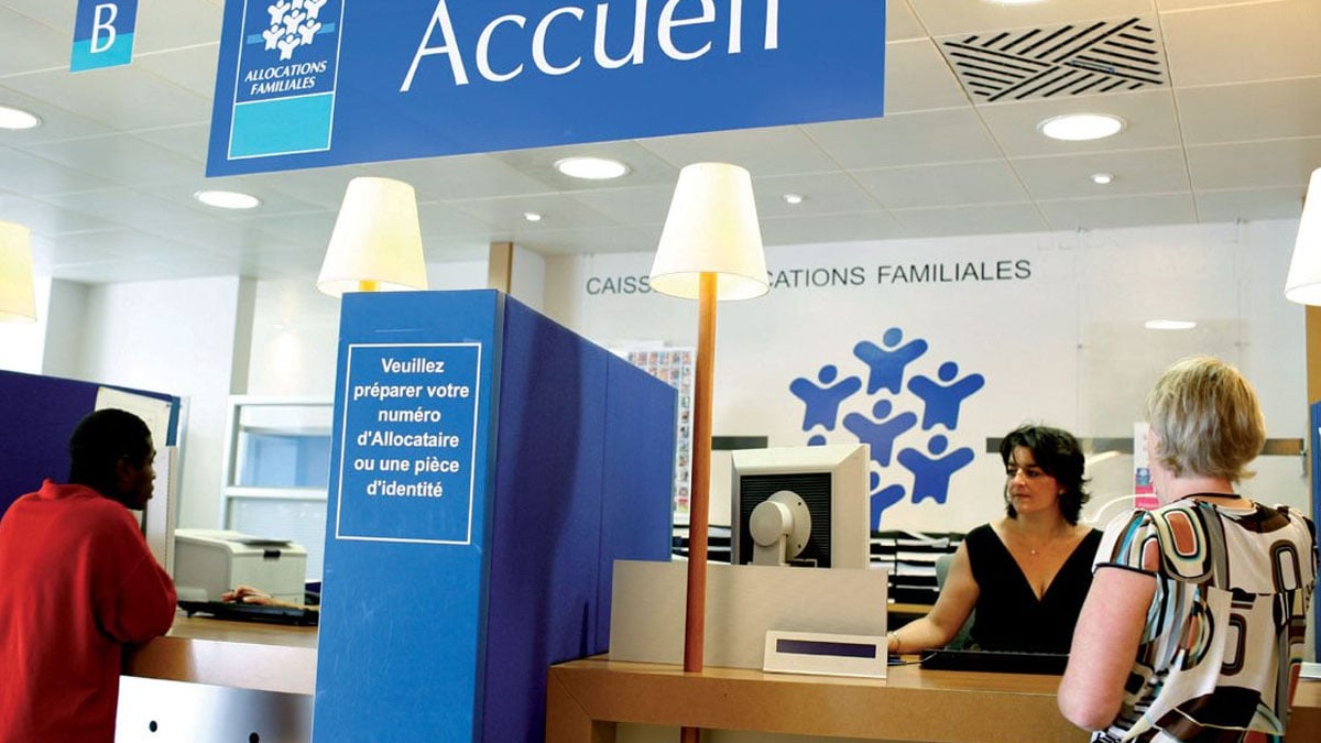 CAF : une aide de 900 € par mois arrive, découvrez qui pourra en bénéficier
