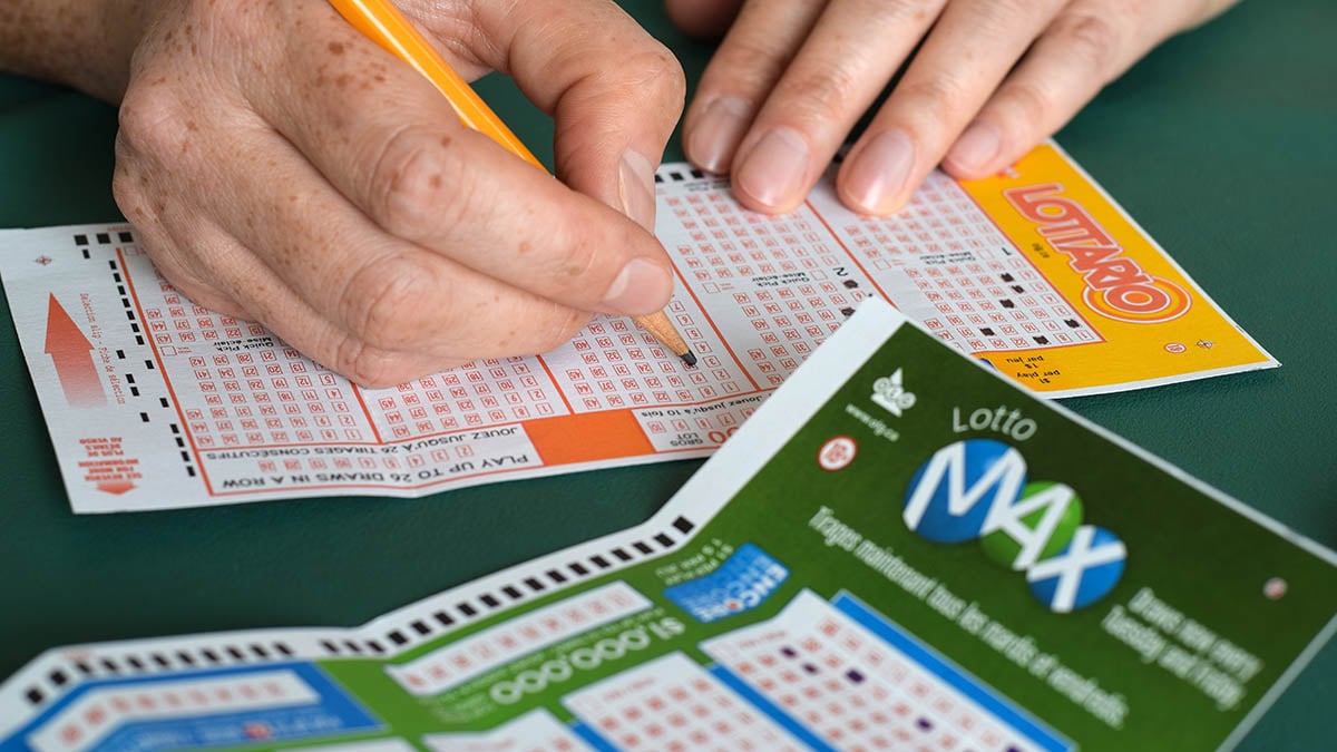 « Ce gain tombe à pic, j’allais partir à la retraite » : un père et ses deux filles empochent 23 millions d’euros grâce au Loto