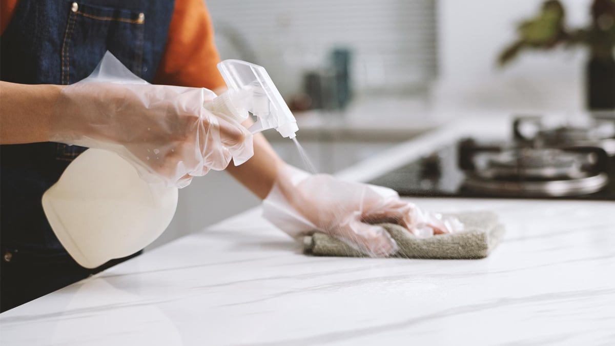 Ce liquide oublié dans la casserole vaut mieux que tous les sprays chimiques pour faire briller la maison