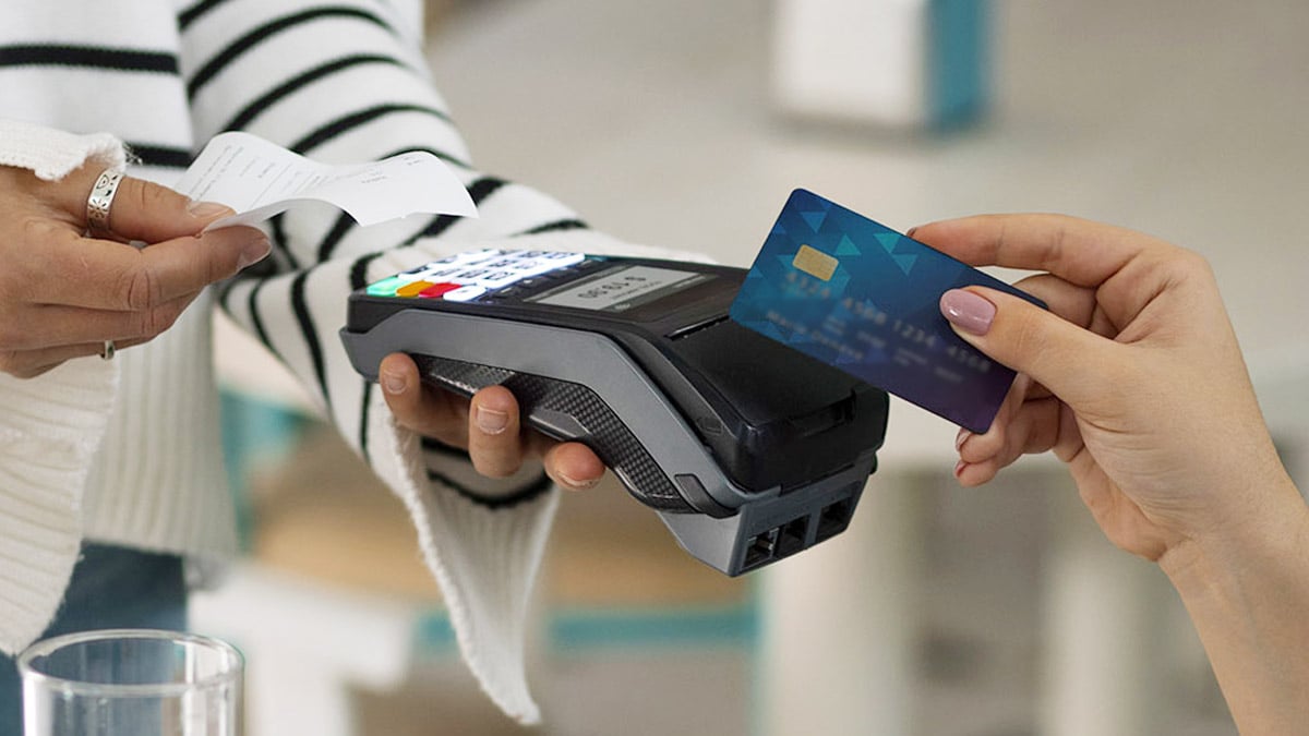 « C’est une très mauvaise idée » : pourquoi payer ses courses avec une carte bancaire peut poser problème