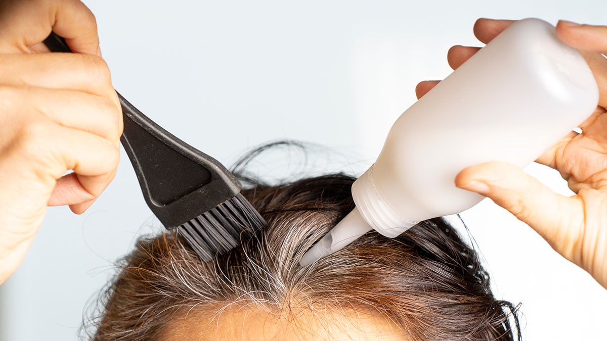 Cheveux gris : « J’ai testé cette alternative naturelle, ma couleur est redevenue éclatante »