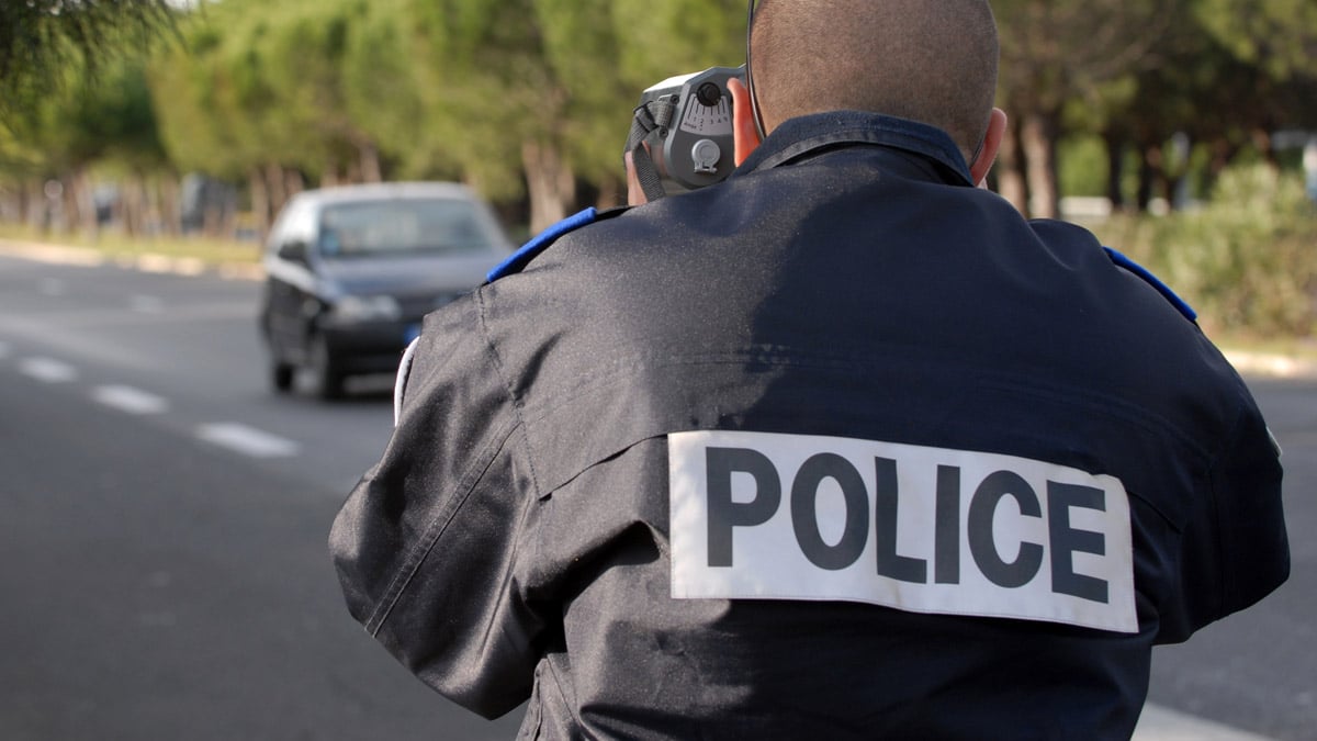 Coup de théâtre : un corbillard flashé à 146 km/h dans la Loire, conducteur drogué et passager ivre