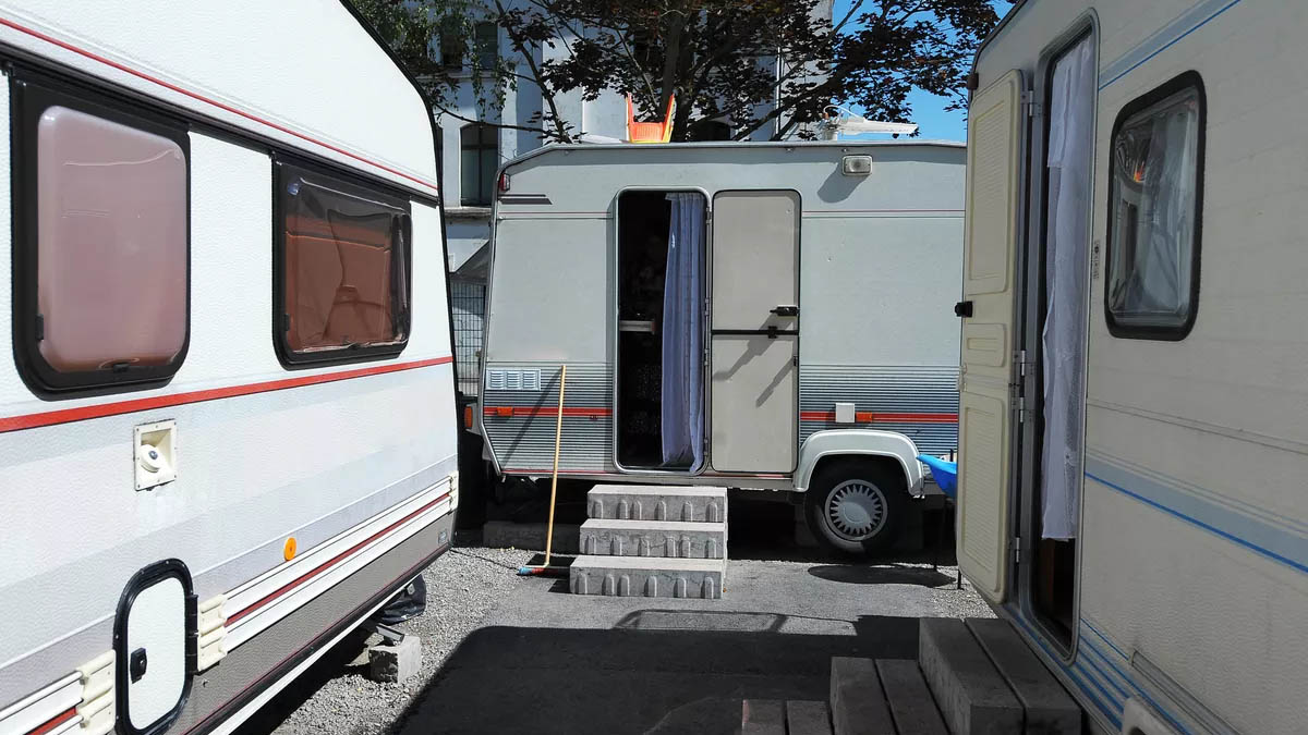 Des caravanes squattent leur rue depuis des semaines : les habitants à bout de nerfs