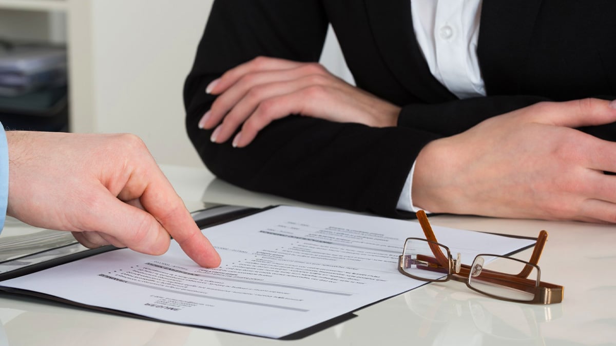 Il y a deux ans que son CDD est fini, mais son employeur a oublié de le prévenir — la Cour de cassation lui accorde des milliers d’euros