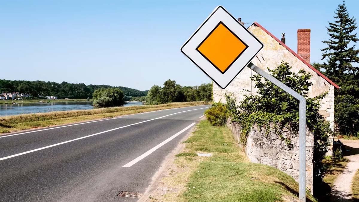 « Je grille la priorité mais c’est lui qui paie » : la nouvelle règle du Code de la route que beaucoup ignorent